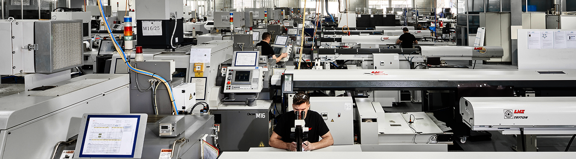 Employees working in the production hall