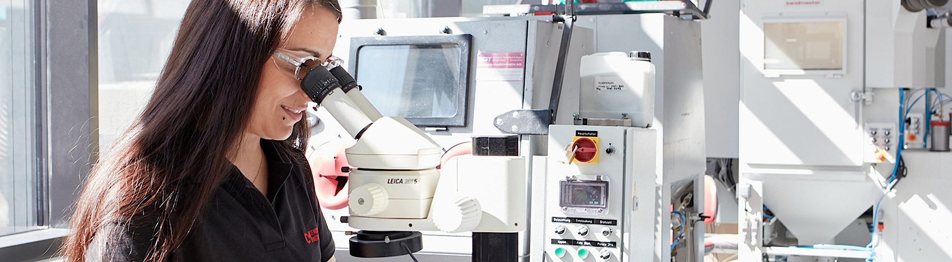 Quality and Environment - Cendres+Métaux SA An employee checks the quality of a finished product
