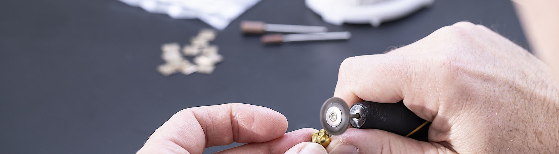 Gold crown next to unprocessed gold platelet of the alloy Esteticor Helvetica 